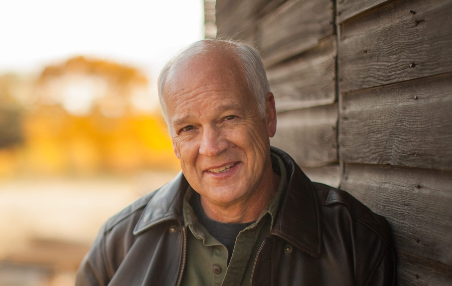 Del-Tackett-Leaning-against-Barn-Photo-Cropped